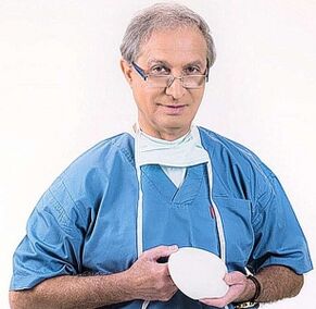 liječnik drži implantat za povećanje grudi